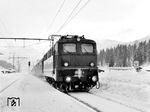 Gefühlt war der Fotograf der HVB seit den 1950er Jahren fast jeden Winter in Klais. Bei "Ski und Rodel gut" fotografierte er hier die Münchener 110 198. (1976) <i>Foto: Reinhold Palm</i>