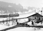 Eine E 10 ist im Schneetreiben in Klais in Richtung Mittenwald unterwegs. (1968) <i>Foto: Reinhold Palm</i>