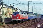 V 200 033 mit dem nachgestellten F-Zug "Blauer Enzian" (Sonderzug Er 25614) anlässlich der Feierlichkeiten zu "40 Jahre Bundesrepublik Deutschland" in Remagen. (21.10.1989) <i>Foto: Peter Schiffer</i>