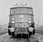 Die am 18.07.1963 abgelieferte E 10 300 diente neben E 10 299 als Erprobungsträger für die Baureihe E 03. Sie war mit speziellen Henschel-Drehgestellen ausgerüstet und erreichte am 22.11.1963 bei Testfahrten auf der Strecke Bamberg - Forchheim die Marke von 200 km/h. (1963) <i>Foto: Reinhold Palm</i>