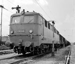 Die am 7. Juni 1958 abgelieferte E 50 030 (Bw Würzburg) mit einem Güterzug in Frankfurt Hgbf. Links im Bild das Gebäude des ehemaligen Wagenausbesserungswerkes an der Idsteiner Straße. (1961) <i>Foto: Reinhold Palm</i>