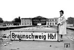 Bereits in den 1930er Jahren begann man mit den Plänen für den Bau eines neuen Hauptbahnhofs in Braunschweig, da aufgrund des wachsenden Verkehrsaufkommens der alte Kopfbahnhof nicht mehr zeitgemäß war. Über Jahre hinweg konnte jedoch keine Einigung über den neuen Standort erzielt werden. Der Umbau des alten Bahnhofs wurde abgelehnt, da er höhere Kosten fordern würde als der Bau eines neuen Bahnhofs. Die Überlegungen für einen neuen Durchgangsbahnhof stellten sich auch deshalb als schwierig dar, da Braunschweig um die Altstadt herum dicht bebaut war. Der Zweite Weltkrieg führte zum vorzeitigen Ende der Arbeiten. In den 1950er Jahren wurden die Planungen wieder aufgenommen, da der Krieg für andere Verhältnisse in der städtischen Bebauung gesorgt hatte. Der erste Spatenstich für den Neubau erfolgte am 19. Februar 1957, am 1. Oktober 1960 wurde der neue Hauptbahnhof eröffnet. Die Ruine des des alten Bahnhofs wurde von der Braunschweigischen Staatsbank (heute Braunschweigische Landessparkasse) erworben und saniert, zuvor konnte noch dieses Erinnerungsfoto geschossen werden. (29.06.1961) <i>Foto: unbekannt</i>