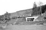 Das Darmstädter Einzelstück VT 30 001 (ex VT 137 190 Frankfurt, Baujahr 1936) mit VS 145 082 als Nt 3254 auf der Odenwaldbahn bei Gaimühle.  (26.03.1960) <i>Foto: Helmut Röth</i>