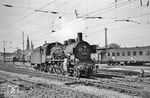 38 3844 war aus Tübingen nach Offenburg gekommen und übernimmt im Bahnhof Offenburg einen Zug für die Rückfahrt. (13.04.1960) <i>Foto: Helmut Röth</i>
