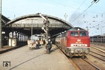 Die mit elektrischer Zugheizung ausgerüstete 215 032-4 verlässt mit einem Eilzug (Frankfurt-) nach Kleve den Bahnhof Krefeld Hbf. (25.03.1982) <i>Foto: Peter Schiffer</i>