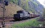 194 055 schiebt einen Güterzug über die Geislinger Steige nach. (01.05.1987) <i>Foto: Joachim Bügel</i>