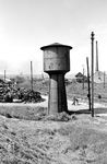 Der Ursprungswasserturm des Lokbf Grünstadt aus dem Jahr 1873 war 1951 noch in Betrieb, wohl auch deshalb, weil der Hauptwasserturm im Krieg stark in Mitleidenschaft gezogen worden war.  (1951) <i>Foto: BD Mainz, Slg. W. Löckel</i>