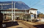 SBB Re6/6 11603 mit einem Schnellzug von Basel nach Chiasso im Bahnhof Arth-Goldau, wo Übergang zur Rigi-Bahn bestand. (19.10.1979) <i>Foto: Peter Schiffer</i>