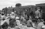 Neugierige Kinder staunen sowohl über die fremden Soldaten als auch über den Fotografen während eines Unterwegsaufenthaltes dieses Truppentransportes irgendwo in Rußland. An der Zugspitze eine pr. G 8. (1942) <i>Foto: RVM (Bandelow)</i>