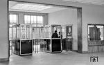 Nachdem das alte Empfangsgebäude von Speyer Hbf bei Luftangriffen 1944 zerstört und abgerissen werden musste, wurde 1954 das heutige Gebäude eröffnet. Die Aufnahme zeigt den neuen Zugang zu den Gleisen, damals noch mit der obligatorischen Bahnsteigsperre.   (1954) <i>Foto: BD Mainz, Slg. W. Löckel</i>
