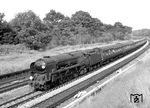 Ex-Southern Railway Bulleid "Merchant Navy" No 35012 "United States Lines" in der "Sweeping Curve" auf der LSWR-Mainline bei Pirbright auf dem Weg nach Farnham. (1966) <i>Foto: A.E. Durrant</i>