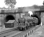 Ex LMS "Royal Scot" class 7P 4-6-0 No. 46124 "London Scottish" am Kensal Green Tunnel in London mit einem Northbound-Express nach Liverpool. (1961) <i>Foto: A.E. Durrant</i>