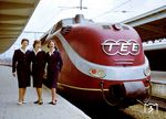 Zum Erscheinungsbild des neuen Trans-Europ-Express gehörte neben einer erlesenen Speisekarte im Zug, eigenem Geschirr mit TEE-Emblem auch ein ausgesuchtes Personal, dass die Eleganz und das anspruchvolle Reisen unterstreichen sollte. Zu dem handverlesenen TEE-Zugbegleiterinnen gehörten 1958 diese Damen, die sich vor dem TEE "Saphir" in Brüssel präsentieren. (1958) <i>Foto: Reinhold Palm</i>