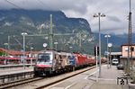 Einzige Güterzugleistung zwischen Reutte/Tirol und Innsbruck ist weiterhin der DGS 45141, der hier mit 1216 019 "Leonardo da Vinci" (ES 64 U4) und 1016 003 (ES 64 U2) im Bahnhof Garmisch-Partenkirchen kopfgemacht hat. (29.07.2020) <i>Foto: Zeno Pillmann</i>