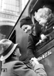 Abschiedsszene auf dem Anhalter Bahnhof in Berlin. (1932) <i>Foto: RVM (Rosemarie Clausen)</i>