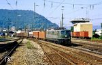 150 039 vom Bw Nürnberg 2 rollt mit einem Güterzug durch den Bahnhof Geislingen/Steige in Richtung Stuttgart. Das Zentralstellwerk "Gf" der Bauart Sp L 30 ging 1963 in Betrieb. (22.08.1987) <i>Foto: Wolfgang Bügel</i>