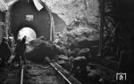 Manchmal geht auch etwas schief, denn die Bedenken der Bauingenieure hinsichtlich der Aufweitung des Lichtensteiner Kopf-Tunnels kamen nicht von ungefähr: Beim Abtragen des Gesteins landeten einige dicke Brocken auf dem Betriebsgleis. (15.09.1963) <i>Foto: BD Mainz, Slg. W. Löckel</i>