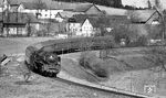 001 173 mit E 658/852 bei Höflas. Der E 852 fuhr zwischen Hof und Bamberg vereinigt mit dem D 658 (Hof - Saarbrücken), der zudem am Zugschluss Kurswagen des D 499 aus Görlitz mit sich führte. (25.03.1972) <i>Foto: Burkhard Wollny</i>