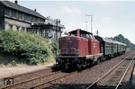 212 074-9 mit einem Nahverkehrszug von Remscheid-Lennep nach Opladen im Bahnhof Pattscheid. (12.07.1983) <i>Foto: Peter Schiffer</i>