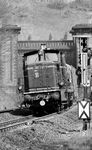 261 227 half als Schiebelok am Güterzug der 216 092 mit, hier bei der Einfahrt in den Hönebacher Tunnel. (06.05.1972) <i>Foto: Burkhard Wollny</i>