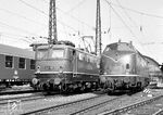 E 41 195 (Bw Frankfurt/M-1) und V 200 016 vom Bw Frankfurt-Griesheim im Vorfeld des Frankfurter Hauptbahnhofs. (1961) <i>Foto: Reinhold Palm</i>