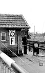 93 1171 (Bw Frankfurt/M Ost) passiert den Schrankenposten 25 zwischen Flörsheim und Hattersheim. (1958) <i>Foto: Reinhold Palm</i>