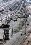 Die Teleaufnahme zeigt den mittleren Teil des Bahnhofs Bobrinskaja. Das Verkehrsaufkommen der betriebswichtigen Bahnstation wird unverkennbar von Nachschub- und Truppentransporten bestimmt. Im Vordergrund rechts wird der Oberbau inspiziert. An den langen Schwellen lassen sich gut die von Breit- auf Normalspur umgenagelten Gleise erkennen. (05.1943) <i>Foto: Walter Hollnagel</i>