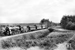 57 1498 (Bw Templin) mit einem Personenzug an der Bahnstrecke Templin—Fürstenberg (Meckl) bei Lychen. Die Lok ging 1945 in den Bestand der CSD über.  (1935) <i>Foto: RVM</i>