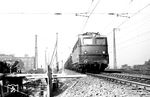E 40 097 vom Bw Koblenz-Mosel passiert mit einem Güterzug die Verlegungsarbeiten zum neuen Ludwigshafener Hauptbahnhof bei Oggersheim.  (17.09.1963) <i>Foto: BD Mainz, Slg. W. Löckel</i>