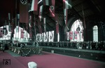 Letzte Vorbereitungen zum Staatsbesuch vom ungarischen Regenten Miklós Horty. Während die geladenen Gäste bereits zum Empfang angetreten sind, ist noch ein Arbeiter im Vordergrund mit den letzten Arbeiten am roten Teppich beschäftigt.  (24.08.1938) <i>Foto: Walter Hollnagel</i>