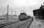E 94 048 vom Bw Kornwestheim fährt mit einem Güterzug durch den Bahnhof Bieteigheim. Erst mit dem Zusammenschluss der Städte Bietigheim und Bissingen zum 1. Januar 1975 zur Stadt Bietigheim-Bissingen wurde auch der Bahnhof in den Doppelnamen umbenannt. (14.08.1960) <i>Foto: Helmut Röth</i>