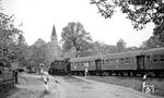 064 448 erreicht mit N 3817 nach Eslarn den Bahnhof Waidhaus. Im Hintergrund die Pfarrkirche St. Emmeram. (26.05.1972) <i>Foto: Burkhard Wollny</i>