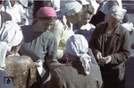 Immer wieder unternahm Walter Hollnagel private Streifzüge über die Bauernmärkte der Städte und Dörfer in der Ukraine, in Poltawa (Zentralukraine) hielt er das Markttreiben mit einer Tuchverkäuferin fest. (09.1943) <i>Foto: Walter Hollnagel</i>
