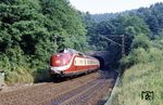 Der Alpen-See-Express Dt 13386 auf der Rückfahrt nach Hamburg-Altona am Bebenroth-Tunnel bei Eichenberg. (25.07.1980) <i>Foto: Prof. Dr. Willi Hager</i>