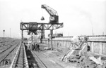 Eine Kommission der Bahn besichtigt die Fortschritte beim Wiederaufbau der Großbekohlungsanlage im Bw Gelsenkirchen-Bismarck.  (04.1951) <i>Foto: A. Dormann, Slg. W. Löckel</i>