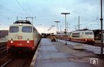 In Göttingen treffen 112 498 vor D 772 (Freudenstadt - Hamburg-Altona) und 103 193 vor IC 690 "Herkules" (München - Stuttgart - Mannheim - Kassel) aufeinander. (10.11.1979) <i>Foto: Prof. Dr. Willi Hager</i>