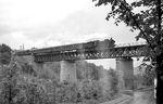 38 1410 vom Bw Freudenstadt vor E 4686 nach Freudenstadt auf dem im April 1945 zerstörten, und 1946 wieder aufgebauten Nesenbachviadukt in Stuttgart-Vaihingen. (07.05.1961) <i>Foto: Helmut Röth</i>