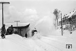 Für die Mädchen und Jungs, deren Schule gerade beendet war, war es sicherlich auch kein alltägliches Ereignis, als eine Henschel-Dampfschneeschleuder mit viel Krawall die Gleise im Bahnhof Erndtebrück räumte. (17.02.1970) <i>Foto: Gerhard Moll</i>