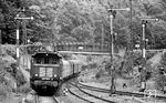 Der nächste Zug nach Freiburg fährt mit 145 168 in Hirschsprung ein. (02.07.1972) <i>Foto: Burkhard Wollny</i>