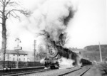 57 1794 vom Bw Ehrang verlässt mit einem Güterzug den Bahnhof Mettlach an der Saar. (1952) <i>Foto: ED Trier</i>