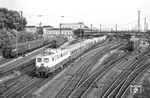 Hier passten Lok und Zug zusammen: Die erst im Februar 1962 neu zum Bw Heidelberg abgelieferte E 10 1240 am neuen "Rheingold" F 9 (Basel - Amsterdam) in Mannheim Hbf. (25.08.1962) <i>Foto: Helmut Röth</i>