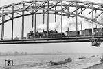 38 3543 vom Bw Krefeld fährt mit einem Personenzug über die Hammer Rheinbrücke zwischen Düsseldorf und Neuß. (11.1956) <i>Foto: Ernst Winter</i>
