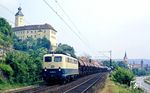 140 681 (Bw Mannheim) mit einem Güterzug vor der Kulisse des gleichnamigen Schlosses in Gundelsheim am Neckar. (27.05.1988) <i>Foto: Wolfgang Bügel</i>