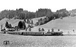 23 002 war Ende 1950 fabrikneu zum Bw Kempten gekommen. Im Sommer 1951 nahm Carl Bellingrodt die Lok vor dem D 72 (München - Lindau - Zürich) bei Oberstaufen auf, wo der Zug kurz vor 11 Uhr erschien. Der Gepäckwagen hinter der Lok war quasi auch fabrikneu. Der ehemalige Salonwagen "105 073 Bln" (von 1938) wurde von der DB umgestaltet, erhielt als einziger den tonnenförmige Dachaufbau und einen neugestalteten Innenraum und daraus resultierend neue Schiebetüren. (18.07.1951) <i>Foto: Carl Bellingrodt</i>