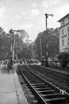 Im September 1952 zeigt sich das rechte Signal der Ausfahrt aus Heidelberg in Richtung Neckartal noch in badischer Bauart. Anfang des Jahres 1955, also kurz vor Schließung des Bahnhofs, wurde es noch gegen ein Signal der Einheitsbauart ausgetauscht. (14.09.1952) <i>Foto: Walter Hollnagel</i>