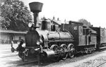 Die Zweizylinder-Nassdampf-Loks der kkStB-Reihe 92 wurden in den Jahren 1876 bis 1889 von der Wiener Neustädter Lokomotivfabrik geliefert. Die Maschinen mit den Nummern 92.01–06 übernahm die kkStB von den Niederösterreichischen Südwestbahnen, bei denen sie als Serie A die Nummern 1A–6A hatten. Die 92.07-16 waren eigentliche kkStB 92-Lokomotiven, die u.a. für die Mährische Westbahn beschafft wurden. Die Maschinen wurden nach 1887 neu bekesselt. Nach dem Ersten Weltkrieg übernahm die BBÖ die Loks mit den Nummern 92.01–09 unter Beibehaltung der Reihen- und Ordnungsnummer. Die sieben Maschinen der Mährischen Westbahn verblieben bei der CSD. Sie erhielten dort 1925 die neuen Nummern 321.001 bis 321.007. Die BBÖ vermietete die Loks 92.01, 02, 05, 06 und 08 in den Jahren 1927 bis 1931 an die GySEV. 92.07 wurde an die Firma Krupp in Berndorf als Werklok vermietet. Die letzte Lok dieser Reihe wurde 1939 ausgemustert. Das Bild der 92.01 entstand im Bahnhof Pöchlarn in Niederösterreich. (1923) <i>Foto: Angerer</i>
