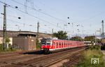 420 305 und 420 323 als S 9 (Wiesbaden - Hanau) in Mainz-Kastel. (04.06.2013) <i>Foto: Marvin Christ</i>