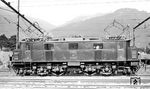 1925 beschaffte die BBÖ vier Lokomotiven für die elektrifizierten Strecken in Vorarlberg und Tirol. Für die Art des Antriebes gab es zu diesem Zeitpunkt noch immer keine eindeutige Lösung. Der bei Straßenbahnen übliche Tatzlagerantrieb war für höhere Geschwindigkeiten nicht geeignet, der nach wie vor übliche, von den Dampflokomotiven stammende Treibstangenantrieb war auch alles andere als optimal. Für die Reihe 1570 entwickelte Siemens-Schuckert einen eigenen Vertikalantrieb, bei dem die Motoren über kegelförmige Zahnräder direkt die Achsen antrieben. Dies gestattete auch, eine Laufachse gemeinsam mit einer angetriebenen Achse in einem Drehgestell zu vereinen. Die Schmierung der vertikal angeordneten Motoren musste aber ständig überwacht werden, was bedingte, dass die Lokomotiven von zwei Mann betrieben werden mussten, denn der Ölverbrauch war beträchtlich. Für viele Einsatzzwecke erwiesen sich allerdings als zu schwach, von einer weiteren Beschaffung wurde daher zugunsten der etwas stärkeren Nachfolgereihe BBÖ 1670 abgesehen. Die Deutsche Reichsbahn bezeichnete die Lokomotiven ab 1938 als E 22, die ÖBB zeichnete sie 1953 in ihre Ursprungsbezeichnung zurück. Alle vier Loks wurden bis 1978 ausgemustert. 1570.01, hier als E 22 001 in Bludenz, kam zur Sammlung des Österreichischen Eisenbahnmuseums und befindet sich im Eisenbahnmuseum Strasshof.  (15.09.1938) <i>Foto: DLA Darmstadt (Maey)</i>