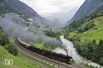 01 202 und 01 150 mit einem Sonderzug auf der (digital entelektrifizierten) Gotthardbahn bei Wassen. (27.06.2015) <i>Foto: Peter Schnier</i>