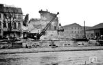 Und das blieb vom Ludwigshafener Hauptbahnhof und dem Gebäude der ehemaligen Königlich Bayerischen Staats-Eisenbahnen übrig. Die Luftangriffe auf Ludwigshafen im Zweiten Weltkrieg zerstörten die Innenstadt zu rund 80 %. Insgesamt erfolgten 124 britische und amerikanische Luftangriffe, bei denen schätzungsweise 140.000 Brandbomben und 1.200 Sprengbomben abgeworfen wurden. Ludwigshafen gehörte damit zu den am meisten bombardierten Städten des Deutschen Reiches. (1946) <i>Foto: RBD Mainz, Slg. W. Löckel</i>